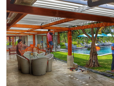 Turn hot outdoor areas into cozy living spaces using our aluminum Sunlouvre construction