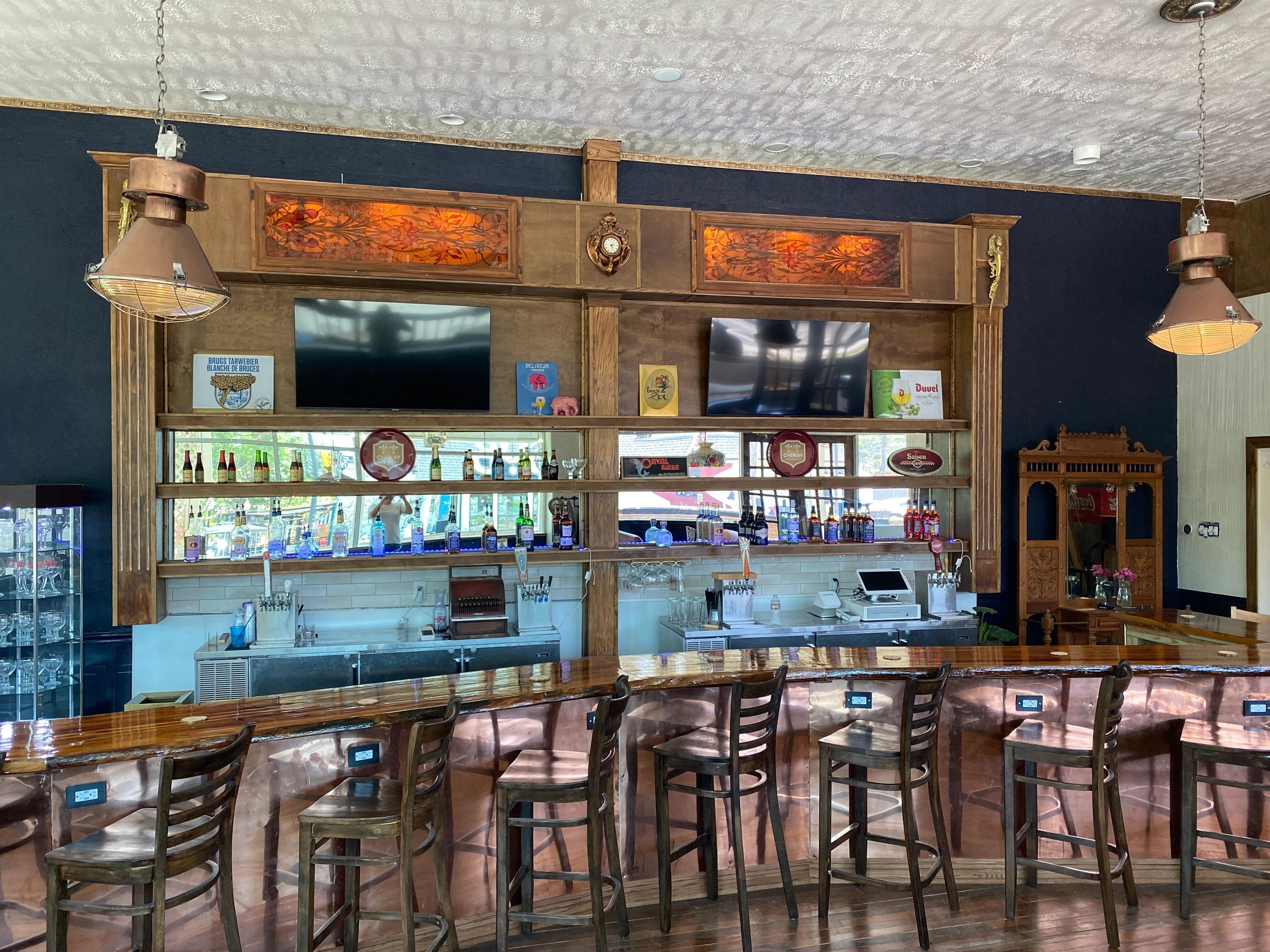 Nice Belgian European bar and restaurant with beer and alcohol.