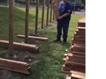 Matthew travaille pour un entrepreneur et construit une clôture.