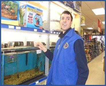 Richard fait du bénévolat à Pet Warehouse.