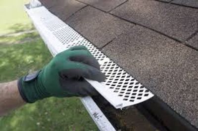 Service worker installing gutter guards.