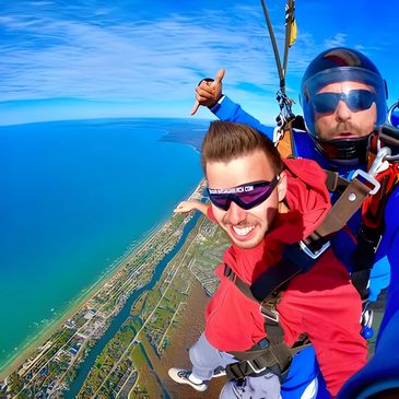 Close up of smiling tandem pair under canopy