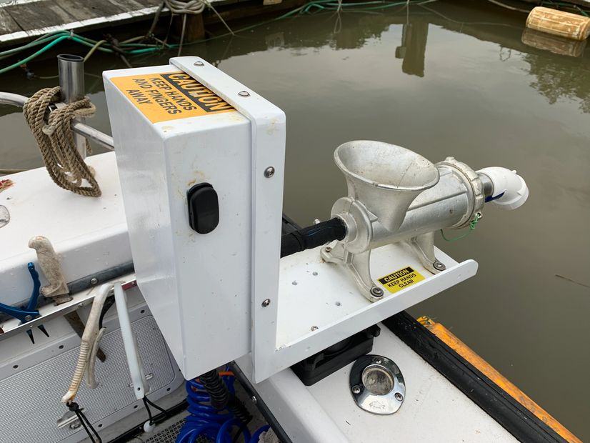 Scotty Deck mount allows for 360 rotation for quick atorage