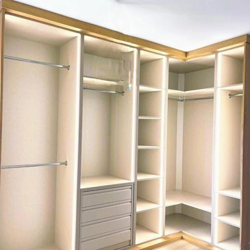 Detalle de vestidor con leds verticales para darle luz al interior