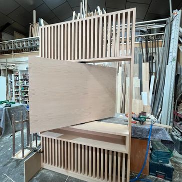 Mueble para TV giratorio, en un cara va la TV y en la otra un cuadro (por ejemplo)