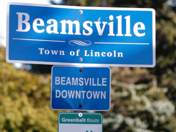 Blue signs indicating Beamsville, Town of Lincoln, and Beamsville Downtown.