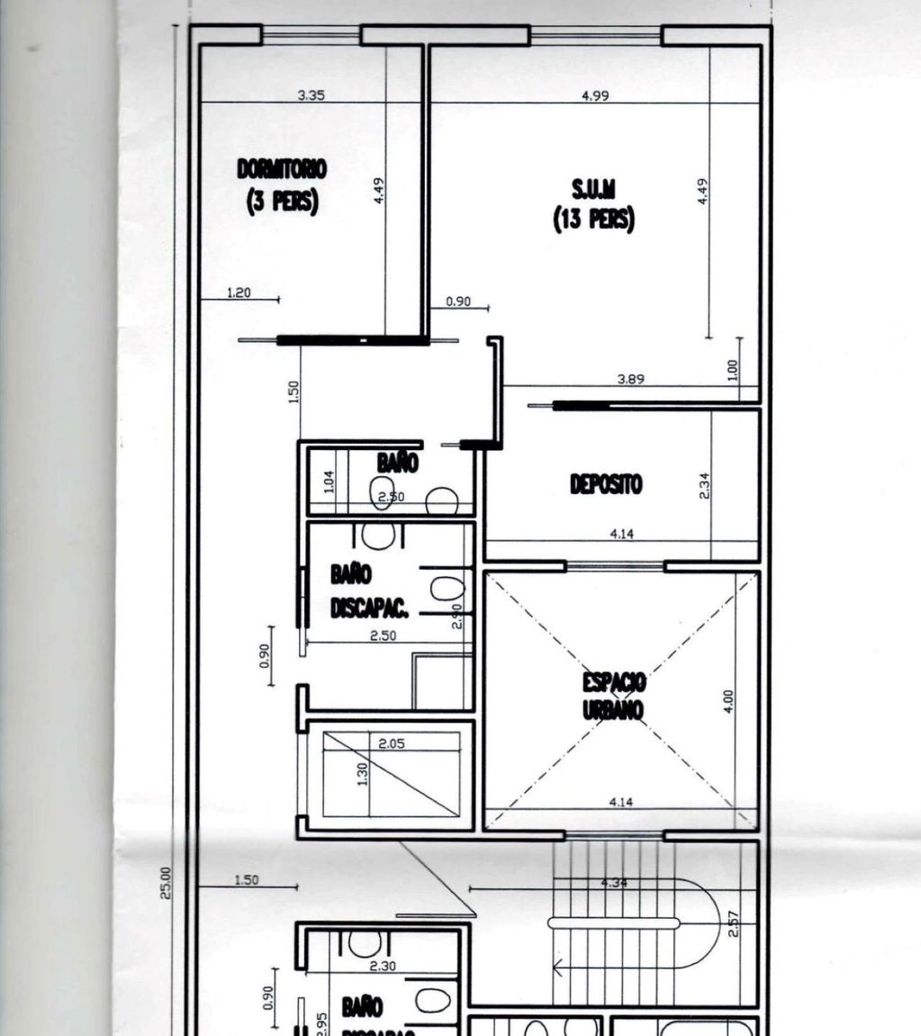 Plano arquitectónico de un edificio con varias habitaciones etiquetadas.
