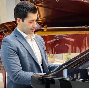 Alireza Ghafouri Playing Piano
