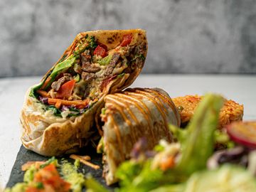 Burrito de boeuf,
Tortilla de farine de blé, de boeuf, poivrons, oignons et fromage gratiné