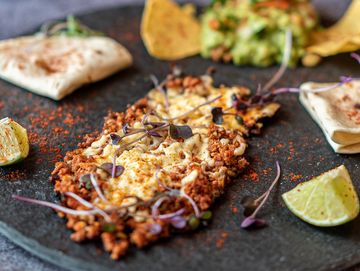 Choriqueso,
Chorizo mexicain et fromage gratiné, tortilla de farine de blé et guacamole