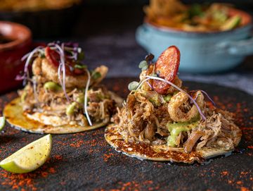Taco lechon cubano,
Tortilla de maïs, fromage Oaxaca, porc grillé, chicharron et chorizo