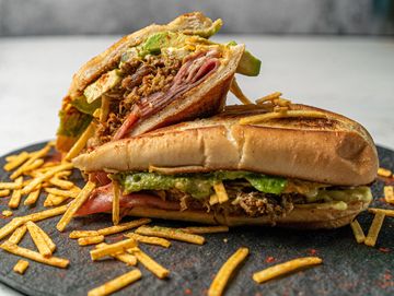 Sandwich cubano,
Porc grillé, jambon, fromage suisse et provolone, chorizo, cornichons et avocat