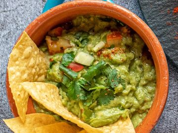 Guacamole,
Servi avec tu pico de gallo et nachos de maïs
