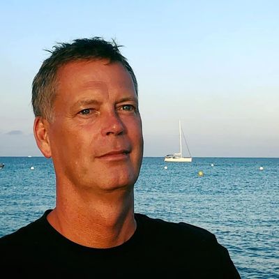 Photograph of Feico Deutekom by the sea