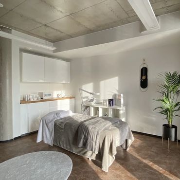 Ilustuudio Ilukunst depilatsiooni ja näohoolduste ruum kliendivoodi ja lillega.