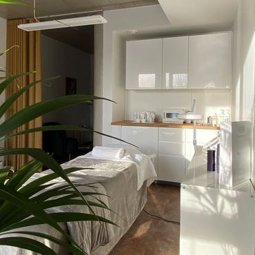 Vaada Ilukunsti hoolduste ruumi töölauale ja kliendivoodile.