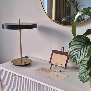 Ilukunsti kinkekaart kummutil.