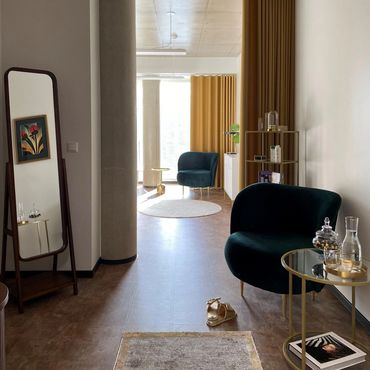 Vaade Ilukunsti hubasesse stuudiosse välisukselt.