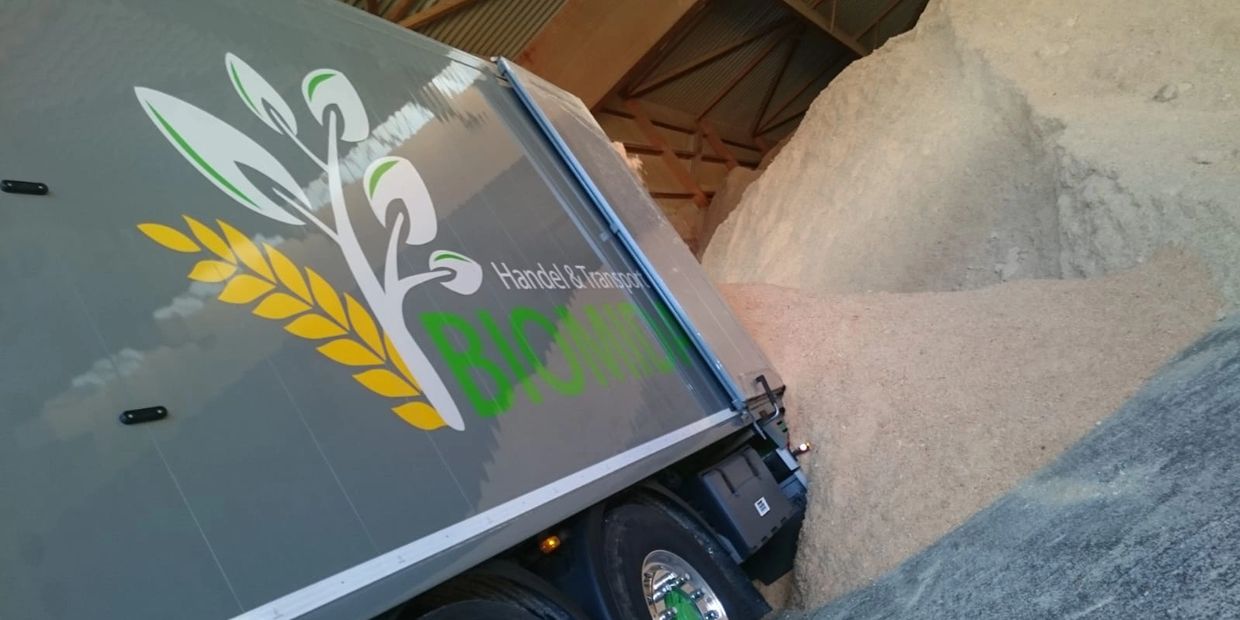 Entladen von Sägespänen