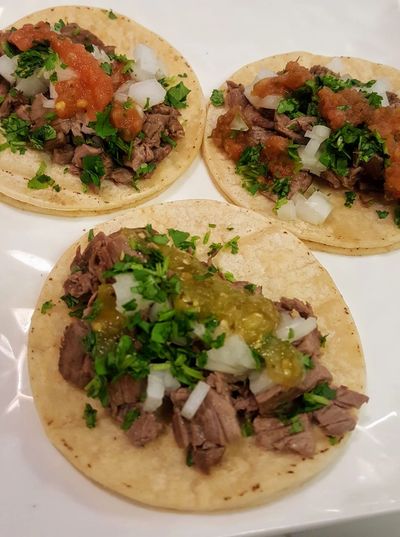 Tacos de arrachera con salsa verde, roja y oven roasted