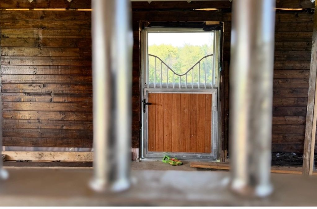 Our new 6 stall barn will be finished in early 2026. Featuring European stalls, dutch doors to priva