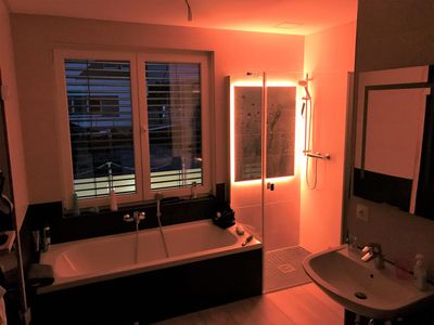 Dusche mit Wellness-Beleuchtung und Wanne