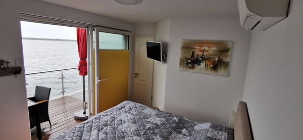 Schwimmendes Ferienhaus Hauptschlafzimmer mit Seeblick.