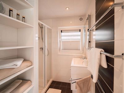 Blick ins Bad mit Dusche und Waschbecken