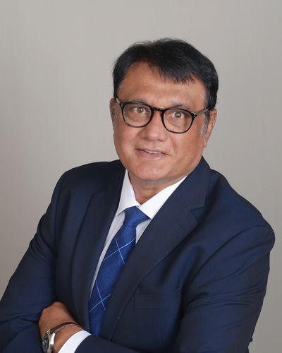 A man hold the hands and looking ahead