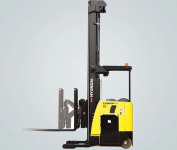 REACH TRUCK