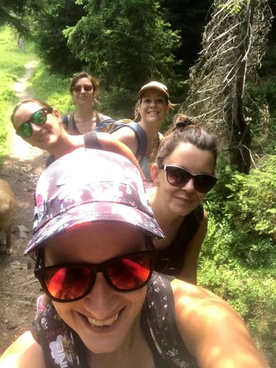 Femmes en plein air, ensemble pour une marche féminine, créer du lien et du bien-être féminin à Lyon