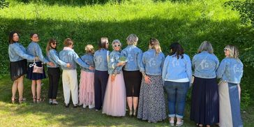 Groupe de femmes participant à un atelier sororité et bien-être en extérieur à Lyon