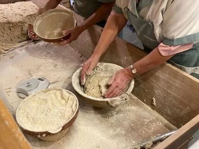 Tradições, fazer broa tradicionalmente.