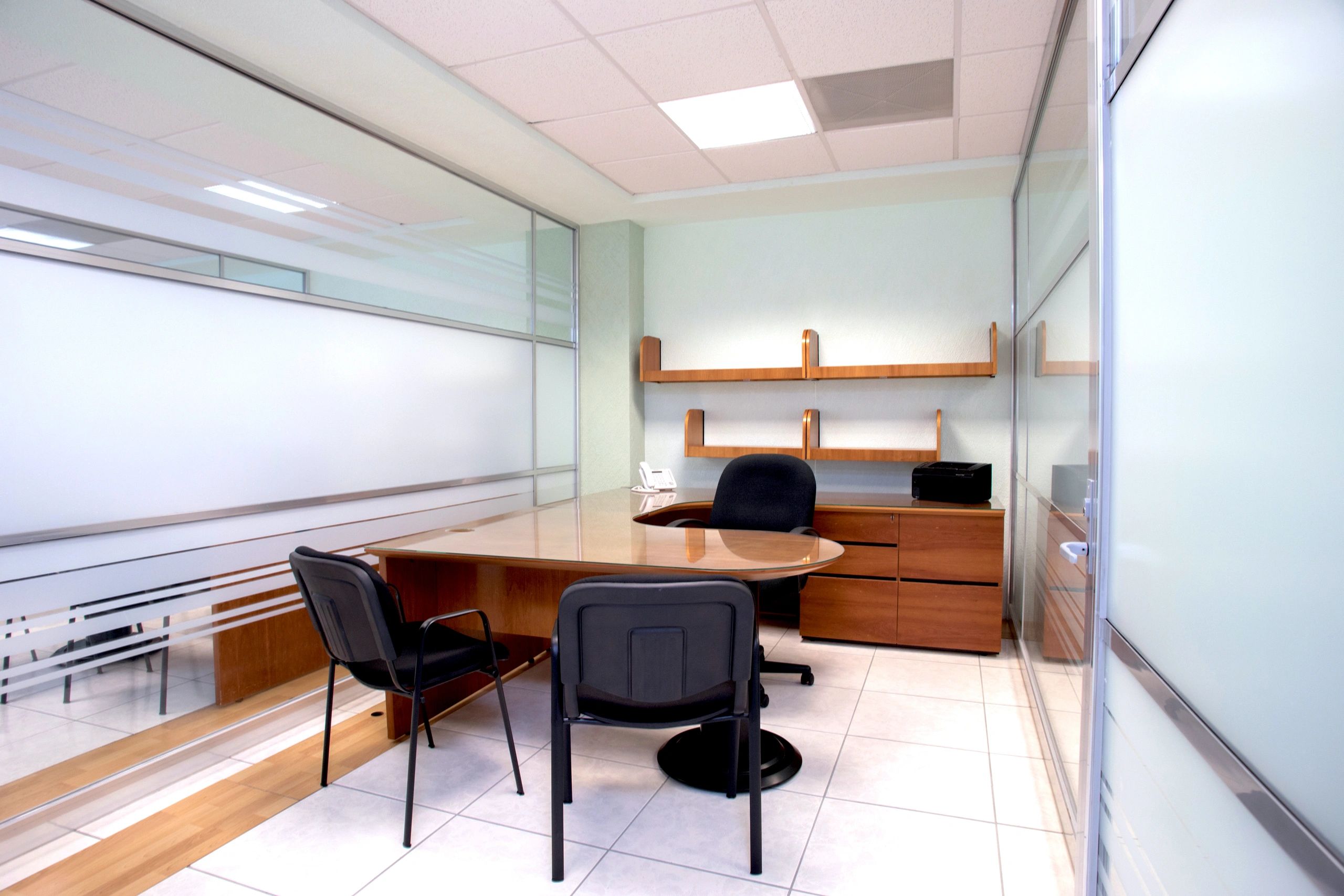 Oficina amueblada para ejecutivos