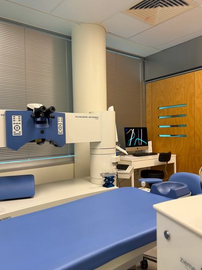 Laser suite showing the excimer laser Dr Rylan Hayes uses to performs LASIK and PRK.