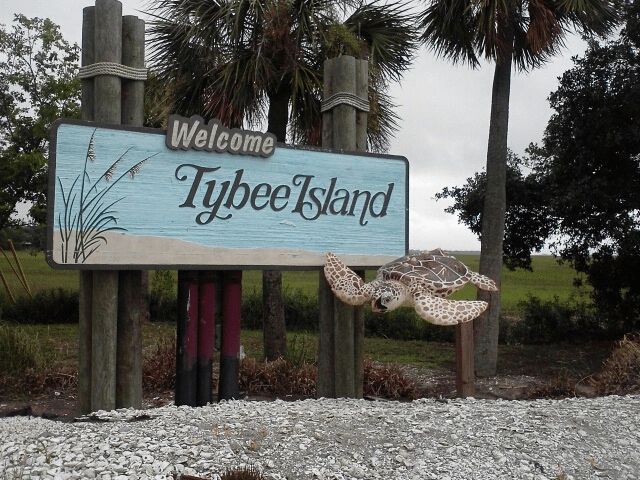 50 STEPS TO BEACH 2 level family home on a private lane. Best family  location - Tybee Island