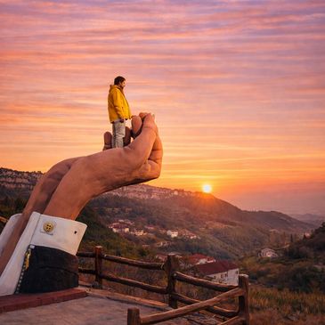 OSB Bungalow gün batımında el heykeli seyir noktası ve panoramik doğa manzarası
