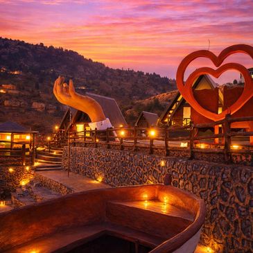 OSB Bungalow gece aydınlatmalı özel konsept alan kalp heykeli ve el heykeli manzarası