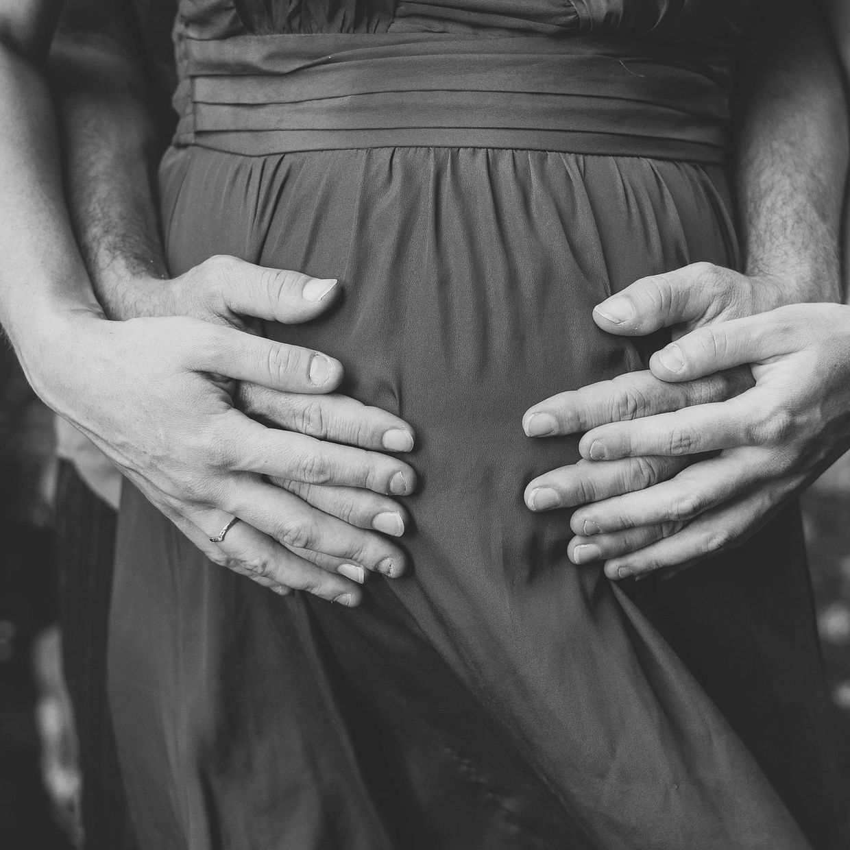 Mama und Papa halten den Babybauch