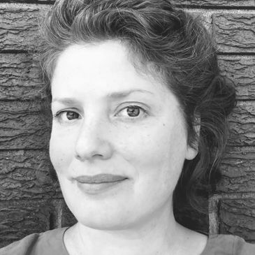 Visage de femme avec un sourire doux.