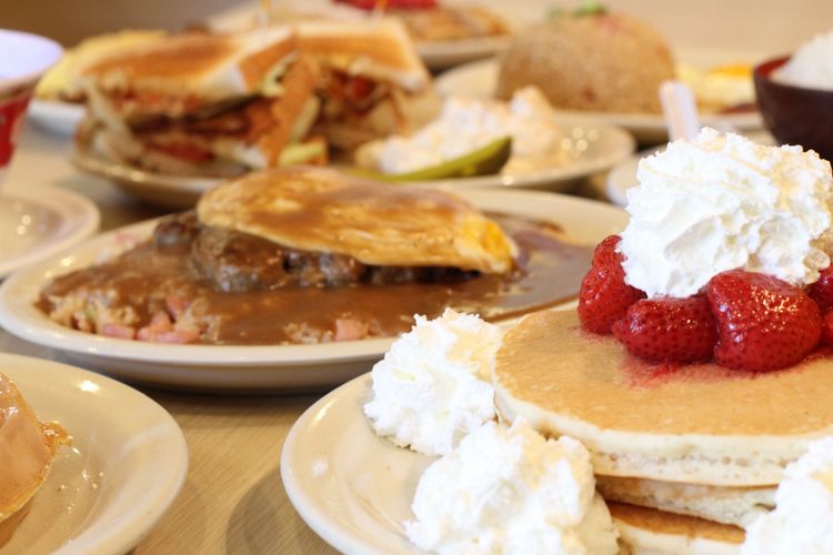 Kaneohe restaurant serving pancakes, waffles & loco mocos for breakfast, brunch and lunch.