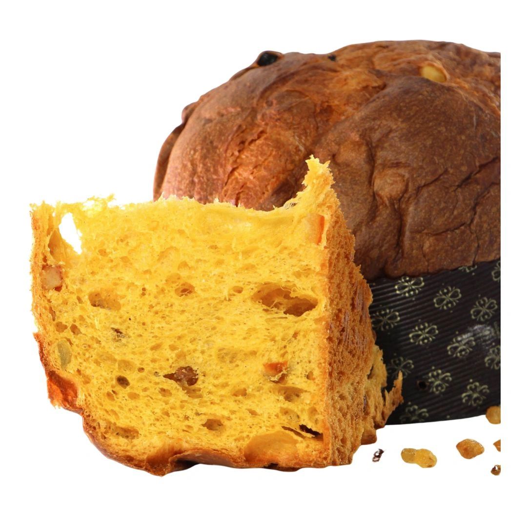 Fetta di panettone con uvette e frutta candita.