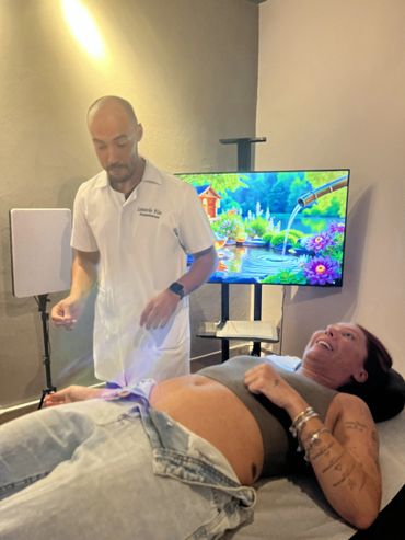 Paciente realizando sessão de acupuntura.