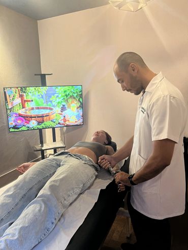 Paciente realizando sessão de acupuntura e tratamento de dores.