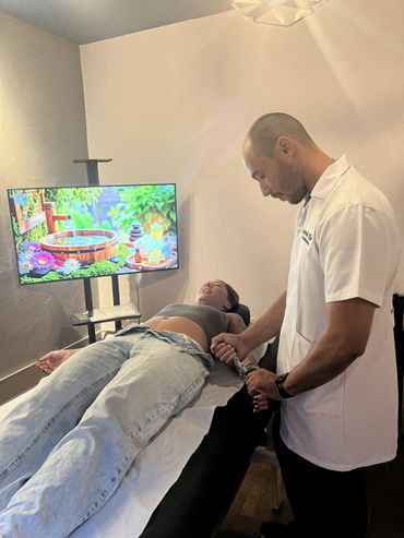 Paciente realizando sessão de tratamento para dores localizadas.