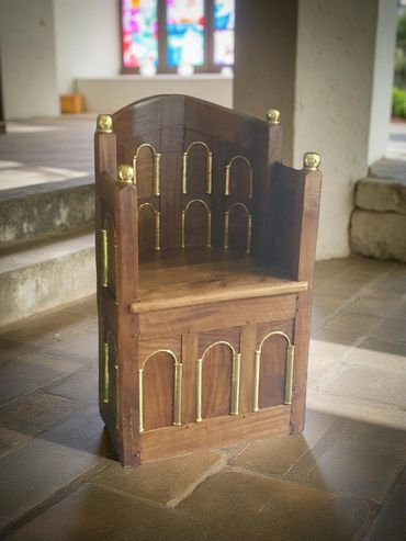 Tub chair built for Norwich Castle by Tobiasoak.
Handcrafted from reclaimed oak. Gilded elements