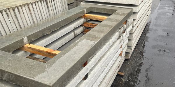 Concrete frame landings for kerb sets