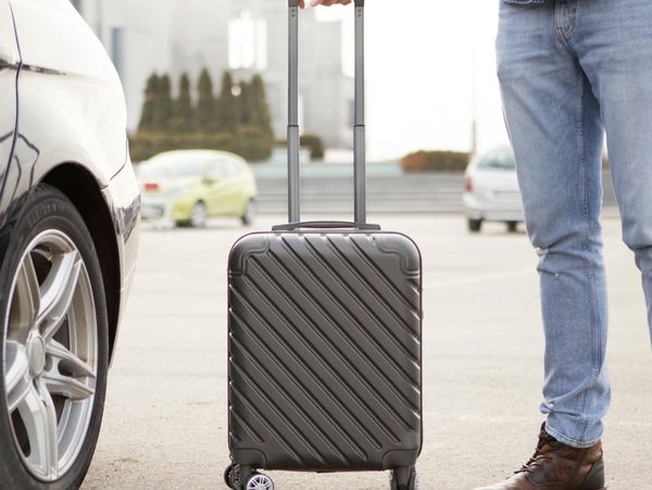 ที่จอดรถใกล้สนามบิน