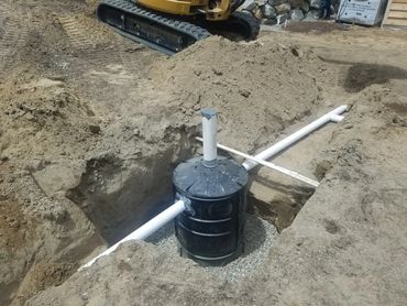 Instalación de tuberías y equipo en excavación de tierra.