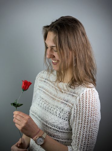 schönes Model mit Rose in der Hand